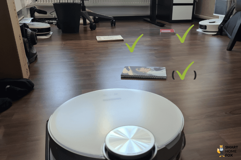 Das Testergebnis des Samsung Jet Bot AI+ bei der Objekterkennung von herumliegenden Blöcken ist zu sehen.